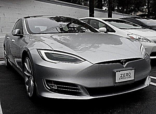 New model of electric car Tesla Model S 100D